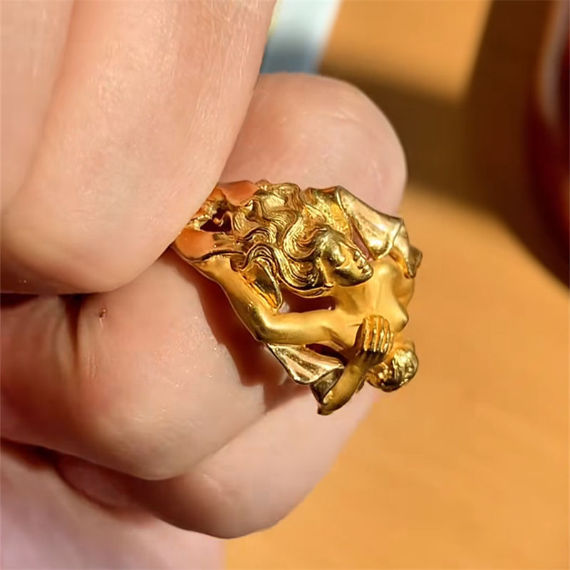 Romantic Embracing Couple Sculpture Vintage Ring