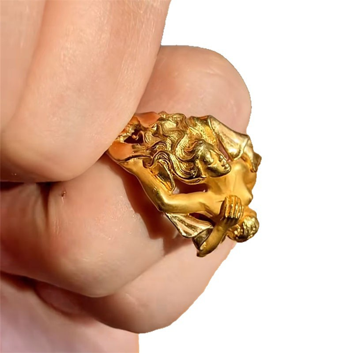 Romantic Embracing Couple Sculpture Vintage Ring