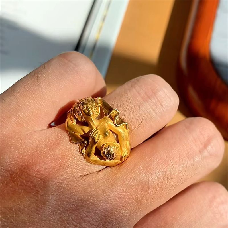 Romantic Embracing Couple Sculpture Vintage Ring