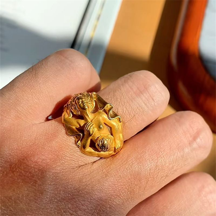 Romantic Embracing Couple Sculpture Vintage Ring