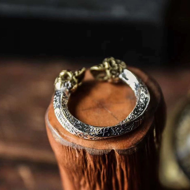 Double skull spiral ring