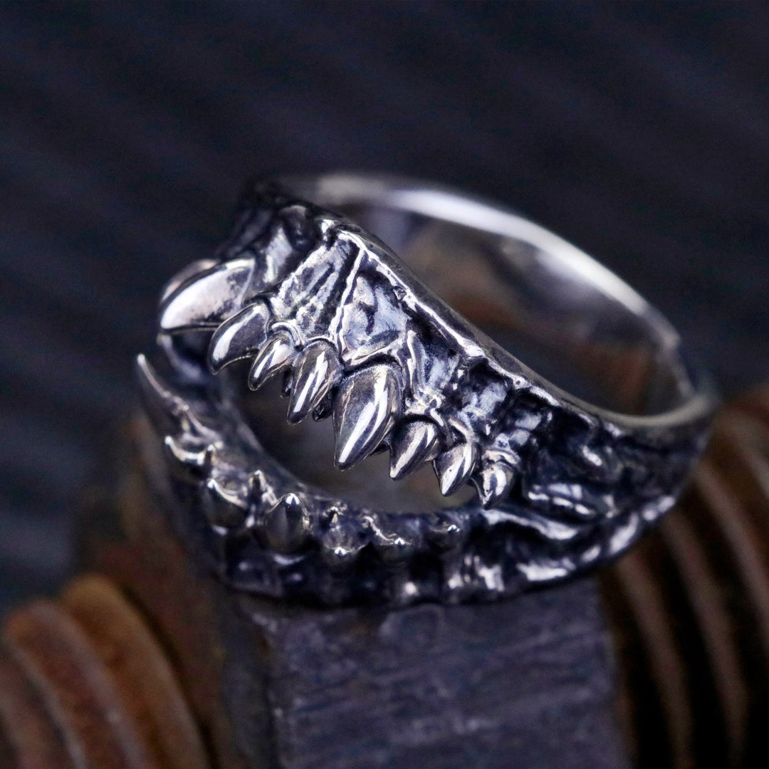 Retro pointed-tooth ring