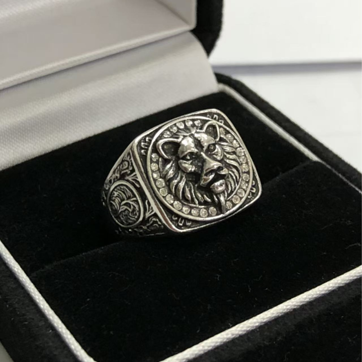 Vintage Crystal Border Lion Head Engraved Signet Ring