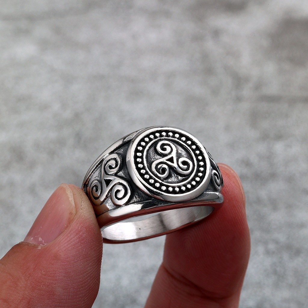 Retro Spiral Pattern Engraved Mens Signet Ring