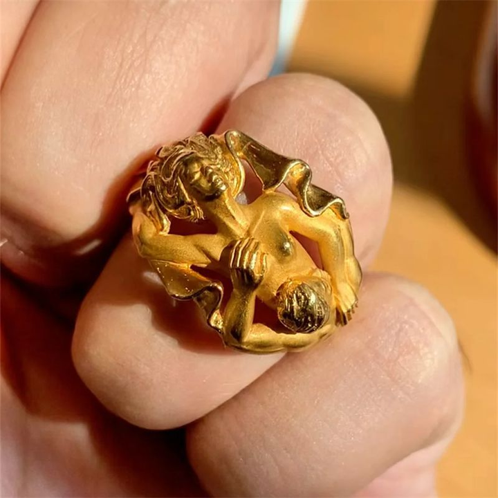 Romantic Embracing Couple Sculpture Vintage Ring